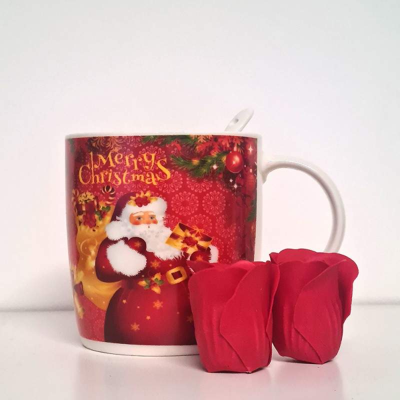 Set Cadou, Cana Craciun Din Ceramica Cu Lingurita, Ursulet Si Trandafiri Rosii In Ambalaj Cadou, Dimensiuni Cutie 28.3 x 17 x 9.5 cm, Rosu – imagine 2