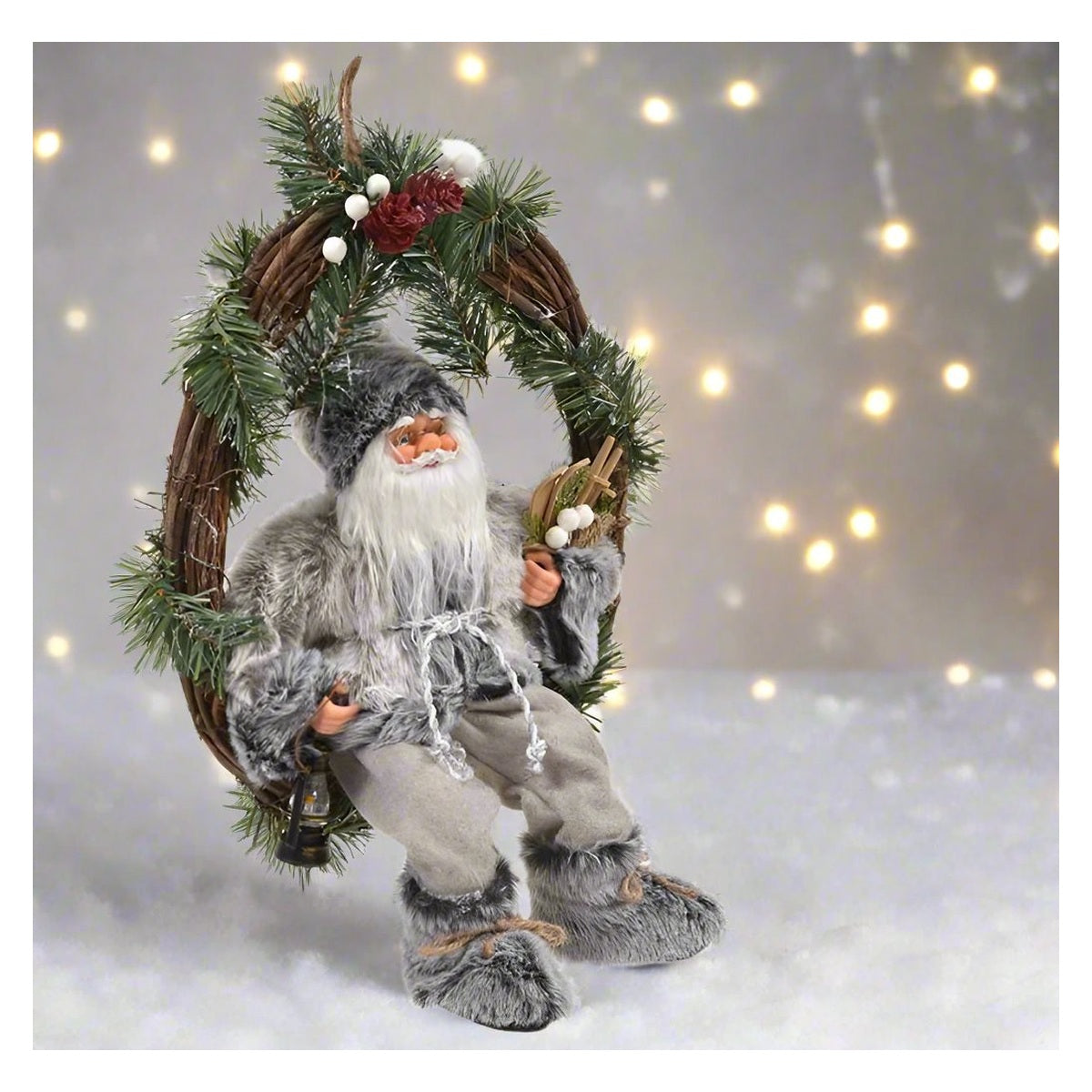Coroniță Decorativă din Lemn Moș Crăciun cu Felinar & Schiuri 40 cm – imagine principală